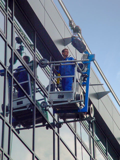МОНОРЕЛСИТЕ  -  Практично решение за почистване на  фасадите на високи сгради от Блек Пърл